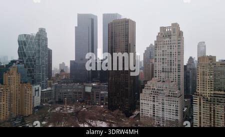 Moderne Skyline von Midtown Manhattan mit Blick auf die luxuriösen Türme aus der Vogelperspektive Stockfoto