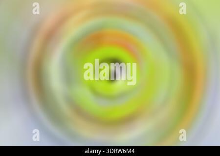 Weicher, verschwommener Spiralverlauf in Grün- und Gelbtönen mit fließenden Kreisbewegungen, abstraktes Hintergrunddesign für moderne Tapeten, digitale Kunst und c Stockfoto