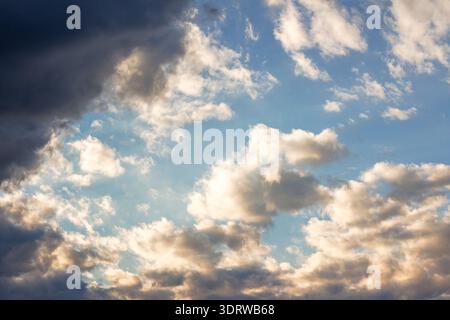 Dramatisch bewölkter Himmel im warmen Abendglühen. moody Meteorologie Hintergrund für stürmische Wettervorhersage. Geistige Cumulonimbustrübung im Frühling. G Stockfoto