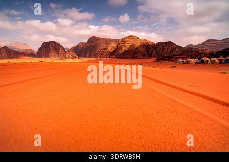 Beliebte Wüste im Nahen Osten mit faszinierenden wilden Bergen und Sand, Jordanien, Wadi Rum. Stockfoto