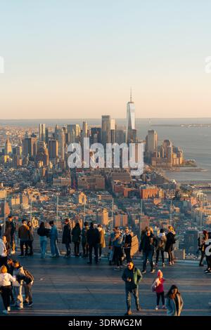 New York City, 15. Oktober 2023: Besucher bewundern die Skyline von Manhattan von einer hohen Aussichtsplattform aus. Stockfoto