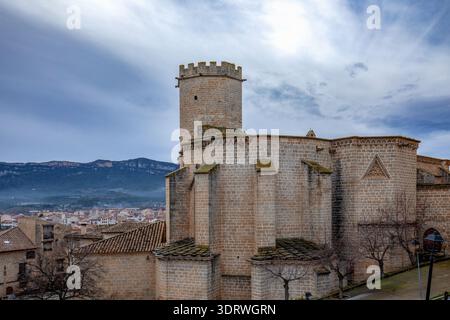 Rückansicht der Kirche Santa Maria de Valderrobres, Teruel, Aragon, Spanien Stockfoto