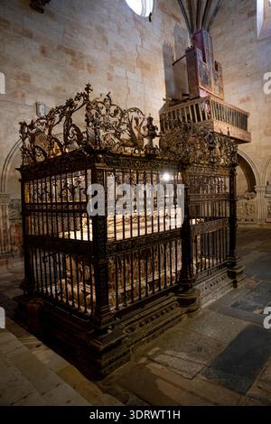 Komplizierte Metallarbeiten rund um ein historisches Grab, Architektur Stockfoto