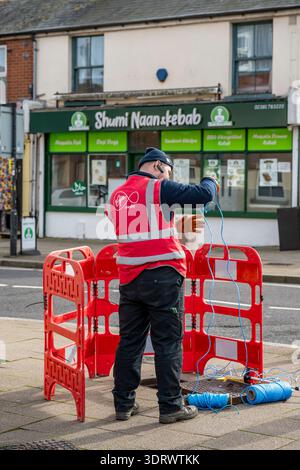 Installationstechniker von Virgin Media verwendet blaues Seil als Durchzug für das Verlegen von Kabeln durch den Graben im Stadtzentrum von Southampton, Hampshire, Großbritannien Stockfoto