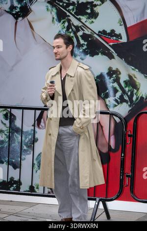 London, Großbritannien. Februar 2026. Besucher und Fashionistas bei der London Fashion Week London UK Credit: Ian Davidson/Alamy Live News Stockfoto