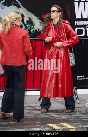 London, Großbritannien. Februar 2026. Besucher und Fashionistas bei der London Fashion Week London UK Credit: Ian Davidson/Alamy Live News Stockfoto