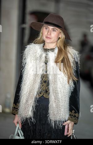 London, Großbritannien. Februar 2026. Besucher und Fashionistas bei der London Fashion Week London UK Credit: Ian Davidson/Alamy Live News Stockfoto