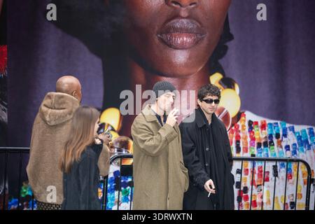 London, Großbritannien. Februar 2026. Besucher und Fashionistas bei der London Fashion Week London UK Credit: Ian Davidson/Alamy Live News Stockfoto