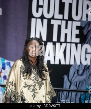 London, Großbritannien. Februar 2026. Besucher und Fashionistas bei der London Fashion Week London UK Credit: Ian Davidson/Alamy Live News Stockfoto