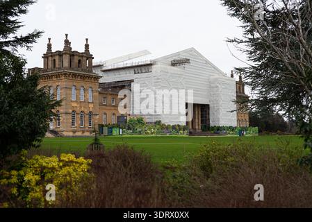 Blenheim Palace Außenfassade mit Dachsanierungsgerüst im Jahr 2026, Woodstock, Großbritannien Stockfoto