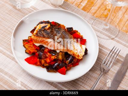 Lachs Steak geschmortes Gemüse auf dem Tisch serviert Stockfoto