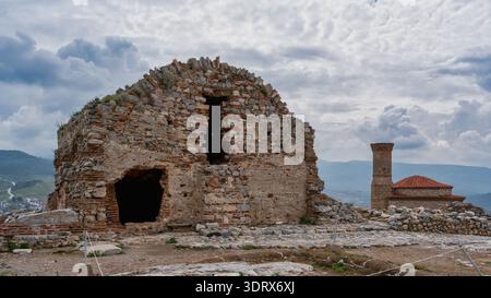 Verwitterte Stein- und Backsteinruinen von Ayasuluk Hill Castle, Selcuk, Izmir, Türkei, an einem bewölkten Tag Stockfoto