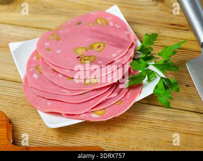 Nahaufnahme von geschnittener Mortadela-Wurst mit Oliven Stockfoto