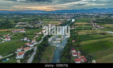 Aus der Vogelperspektive auf den Fluss Sana, der durch Prijedor, Bosnien und Herzegowina fließt Stockfoto