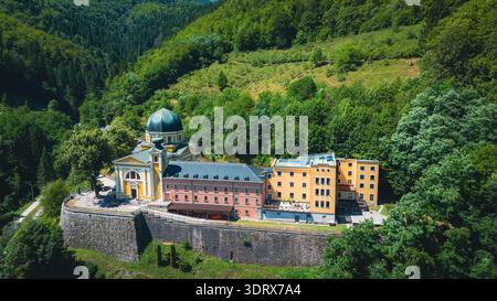 Luftaufnahme des historischen Franziskanerklosters des Heiligen Geistes in Fojnica, Bosnien und Herzegowina Stockfoto
