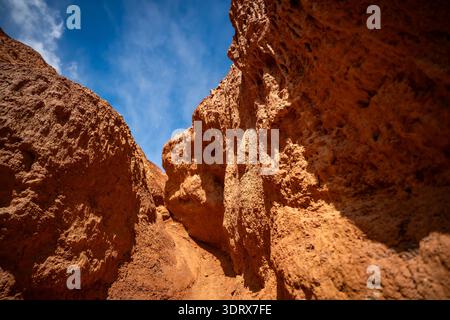 Panoramablick auf die roten und gelben Berge mit Canyons und Schluchten am Mars Altai Russland. Beliebtes Touristenziel mit einzigartigen bunten Farben Stockfoto