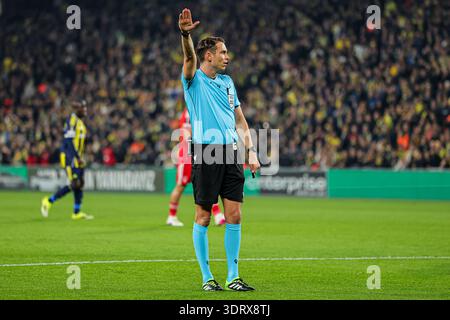 Istanbul, Türkei. Februar 2026. ISTANBUL, TÜRKEI - 19. FEBRUAR: Schiedsrichter Sandro Scharer schaut beim Play-off-Spiel der UEFA Europa League 2025/26 zwischen Fenerbahce SK und Nottingham Forest FC im Ulker Sukru Saracoglu Stadium am 19. Februar 2026 in Istanbul an. (Quelle: BSR Agency/Alamy Live News Stockfoto