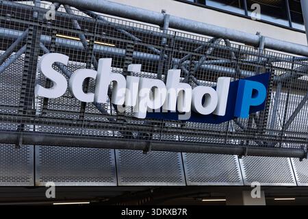 Großes Parkschild "Schiphol P" am Flughafen Amsterdam Schiphol. Moderne Beschilderung für Flughafenparkplätze und Infrastruktur. Schiphol, Niederlande Stockfoto