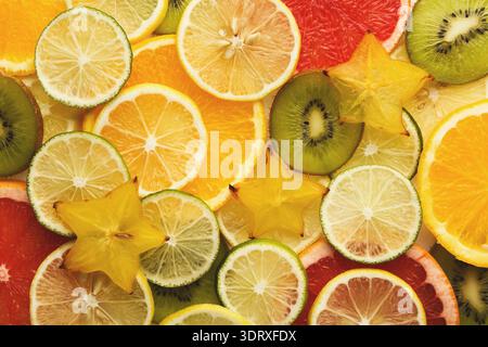 Farbenfrohe Fruit Collage mit verschiedenen Arten von Zitrusfrüchten und tropischen Früchten in einem Set Stockfoto