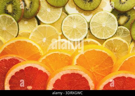 Farbenfrohe Frucht-Collage mit einer Sammlung von Zitrusfrüchten und anderen Früchten in einem lebendigen Display Stockfoto
