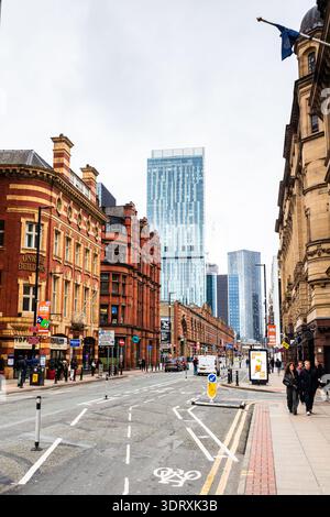 Ein Blick auf eine Manchester City Street mit einer Mischung aus historischen roten Backsteinen und modernen Glashochhäusern, die am 18. Februar 2026 zu sehen waren. Stockfoto