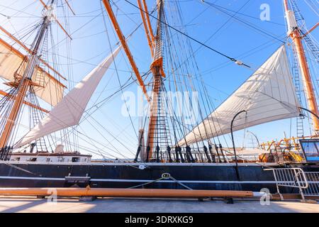 San Diego, Kalifornien - 30. Dezember 2025: Komplexe Masten, Segel und Seile des Star of India-Großschiffs im Maritime Museum of San Diego Under Stockfoto