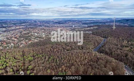 Blick über dicht bewaldete Hügel, die den Horizont unter einem bewölkten Himmel erreichen und eine weite und ruhige natürliche Landschaft enthüllen. Stockfoto