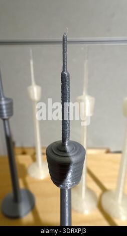 Nahaufnahme eines Miniaturturms mit mehrschichtiger Textur, die Struktur und feine Details des gedruckten Materials hervorhebt. Stockfoto