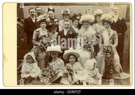 1900er Jahre Edwardian/viktorianisches Gruppenporträt einer Hochzeitsfeier draußen, große weiße Hüte, Sträuße, Braut, Bräutigam, Hochzeiten für Gäste aus den 1900er Jahren. Datiert 1901 Großbritannien Stockfoto
