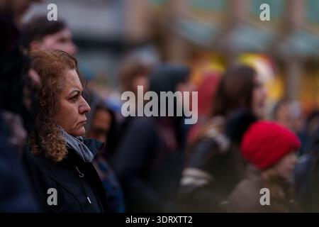 Deutschland - Kassel, 19.02.2026 zum Gedenken an die tödlichen und stark verletzten Opfer, die noch immer unter dem Akt des Terrorismus leiden, der in den Abendstunden des 19.02.2020 in Hanau geschah. Verwandte der Opfer und Demonstranten versammeln sich in den Straßen und Städten Deutschlands, um an ihre Verluste zu erinnern und die Namen der Opfer zu sagen. Von Christoph Rutenkolk - Portrait & Reportage Stockfoto