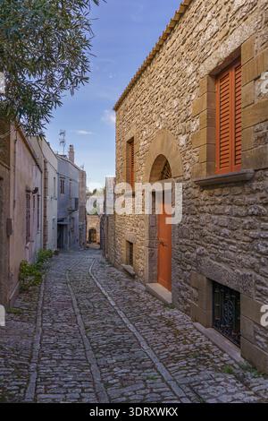 Eine detaillierte, hochwinklige Nahaufnahme, die die rustikale Textur des traditionellen Kopfsteinpflasters (balate) in den mittelalterlichen Straßen von Erice, Sizilien, erfasst Stockfoto