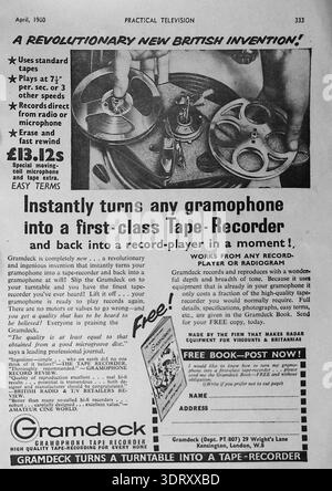 Diese monochrome Archivwerbung aus dem Jahr 1960 stellt den „Gramdeck“ vor, eine revolutionäre britische Erfindung, die jedes Gramophon sofort in einen hochwertigen Tonbandrecorder verwandelt. Auf der Seite wird beschrieben, wie das Gerät auf einen standardmäßigen Plattenspieler passt, um Audio mit verschiedenen Geschwindigkeiten aufzunehmen und wiederzugeben. Es enthält Werbetexte aus Fachzeitschriften und einen Coupon für ein kostenloses Informationsbuch. Dieses Stück bietet einen historischen Einblick in die Audio-Innovation der Mitte des Jahrhunderts und die Heimwerkerkultur, die in Großbritannien der Nachkriegszeit vorherrschte. Stockfoto