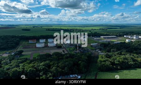 Ribeirao Preto, SP, Brasilien - 11. Februar 2026 - Luftaufnahme mit den Einrichtungen von Logum Logística und Transpetro Terminal Stockfoto