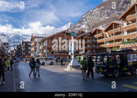 Winterstraße in Zermatt mit Matterhorn Peak und elektrischen Taxis Stockfoto