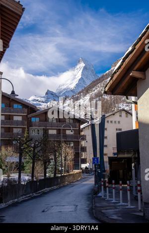 Winterstraße in Zermatt, Schweiz mit Blick auf das Matterhorn Stockfoto