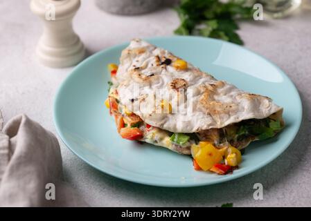 Traditioneller mexikanischer Snack Quesadilla mit Gemüse Stockfoto