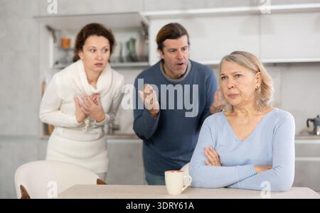 Erwachsene Kinder Mann und Frau prallten mit älterer Mutter zusammen. Stockfoto