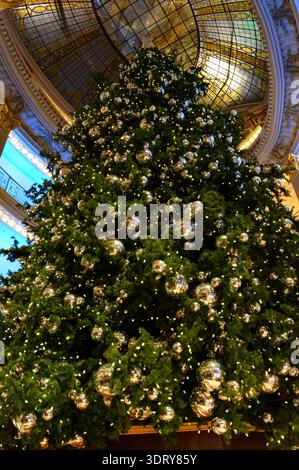 In der Atrium-Lobby von Neiman Marcus stehen während der Weihnachtszeit in San große Weihnachtsbäume Stockfoto
