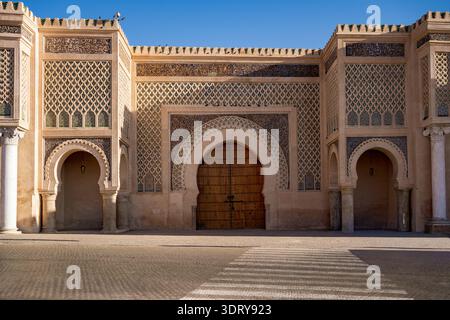 Ein Vorderblick auf das monumentale Tor von Bab Mansour al-Alej, das sich vor dem lebhaften El Hedim-Platz in Meknes befindet, einer der vier imperialen Städte Marokkos Stockfoto