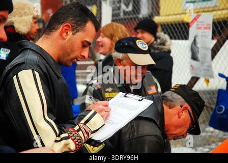 Coney Island, NY, USA 1. Januar 2010 ein erwachsener Mann unterschreibt eine Verzichtserklärung, bevor er am Neujahrstag am Polar Bear Ocean Schwimmen in Coney Island teilnimmt. Stockfoto