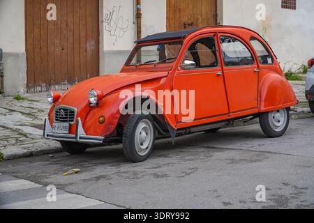 Citroën 2CV/Deux Chevaux. Orange Oldtimer, Oldtimer. Ikonisches französisches Design in Palermo, Sizilien, Italien. Stockfoto