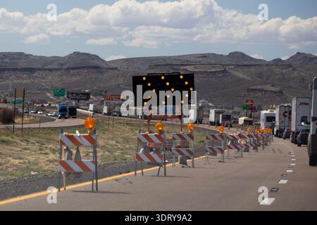 Der Verkehr nahm an der Interstate 40 im Norden Arizonas teil, da er sich auf eine einzige Spur verengte Stockfoto