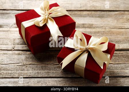 Schöne Samtgeschenkboxen auf Holztisch, Nahaufnahme Stockfoto
