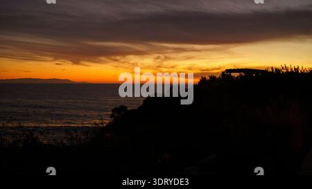 Intensiver roter Sonnenuntergangshimmel über dem Horizont des Pazifischen Ozeans in Rancho Palos Verdes, Kalifornien. Stockfoto