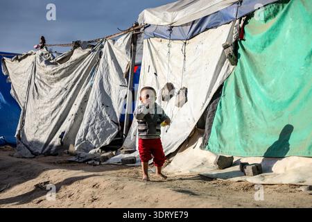 Gaza-Stadt. Februar 2026. Ein palästinensisches Kind ist in der Nähe von Zelten für Vertriebene im Westen von Gaza-Stadt am 19. Februar 2026 abgebildet. Das Hilfswerk der Vereinten Nationen für Palästinaflüchtlinge im Nahen Osten warnte am Donnerstag, dass die humanitäre Lage im Gazastreifen "schrecklich" sei, da die Beschränkungen des Zugangs zu Hilfe weiterhin bestehen. Quelle: Rizek Abdeljawad/Xinhua/Alamy Live News Stockfoto