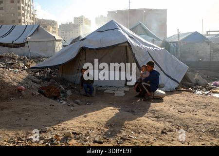 Gaza-Stadt. Februar 2026. Palästinensische Kinder werden am 19. Februar 2026 in der Nähe von Zelten für Vertriebene im Westen von Gaza-Stadt gesehen. Das Hilfswerk der Vereinten Nationen für Palästinaflüchtlinge im Nahen Osten warnte am Donnerstag, dass die humanitäre Lage im Gazastreifen "schrecklich" sei, da die Beschränkungen des Zugangs zu Hilfe weiterhin bestehen. Quelle: Rizek Abdeljawad/Xinhua/Alamy Live News Stockfoto