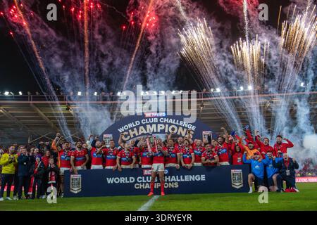 Trophäenlift Hull Kr Team Hull, England, 20. Februar 2026 – Betfred World Club Challenge – Hull KR gegen Brisbane Broncos im MKM Stadium. Quelle: Paddy Douglas/Alamy Live News Stockfoto