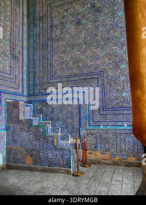 CHIWA, USBEKISTAN - 14. September 2024 - Chivas historische islamische Architektur zeigt eine atemberaubende Ausstellung blauer Mosaikfliesen und komplizierter geometrischer Muster Stockfoto