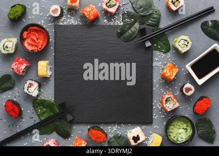 Sushi-Rollen und Würzmittel auf einer flachen Oberfläche mit Platz zum Schreiben Stockfoto