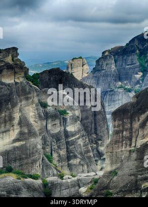 METERORA, GFEECE - 11. MAI 2025 - dramatischer, bewölkter Himmel, der hoch aufragende Kalksteinklippen von Meteora beleuchtet, UNESCO-anerkannte Klosterlandschaft in Gree Stockfoto